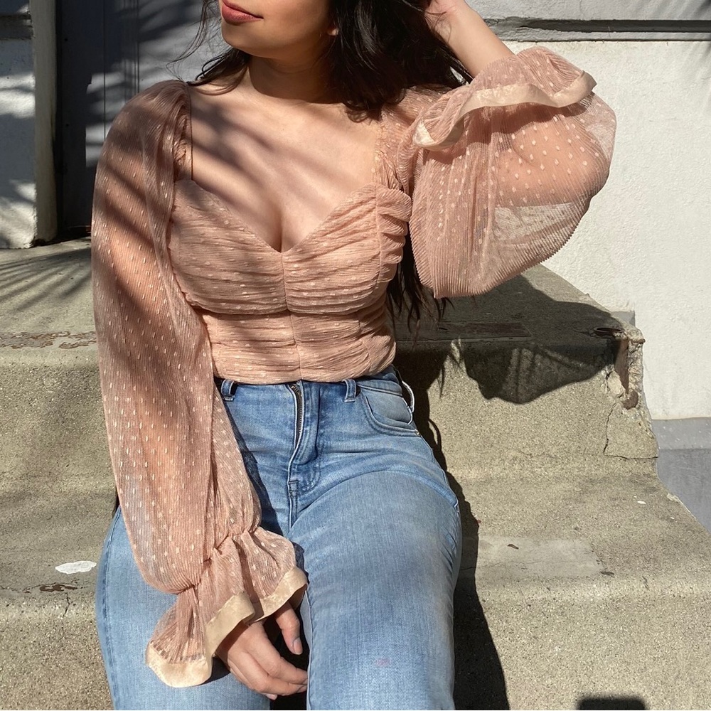Brand new! A few size left. Flirty and gorgeous top, perfect for spring.